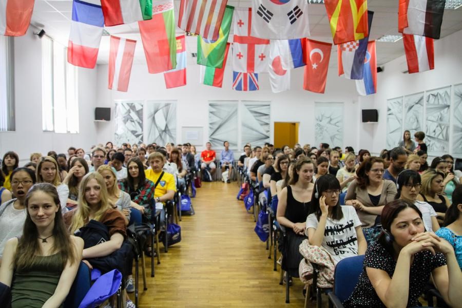 Liczna grupa studentów zagranicznych zgromadzonych w sali