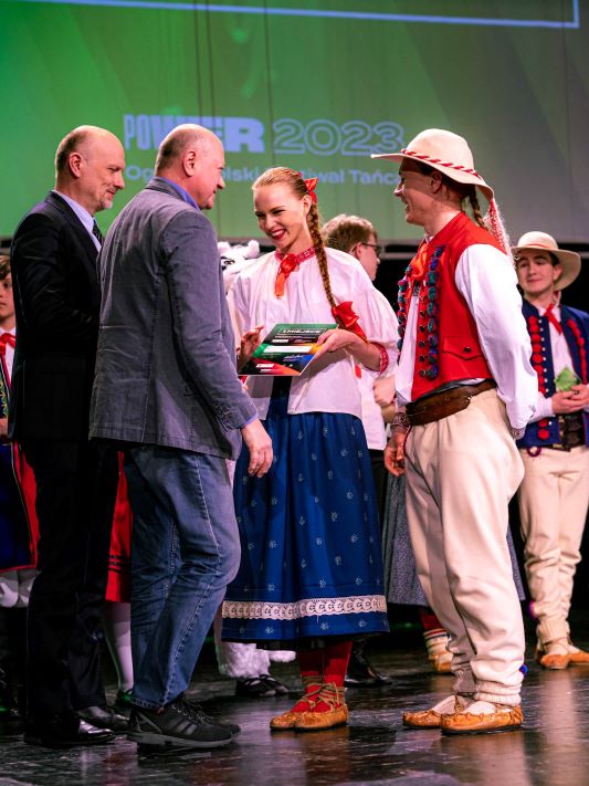 Członkowie Studenckiego Zespołu Pieśni i Tańca (SZPiT) „Katowice” odbierają nagrodę