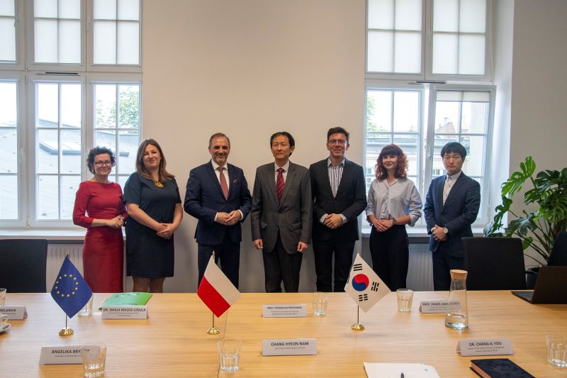 Uczestnicy spotkania z wicekonsulem ambasady Republiki Korei