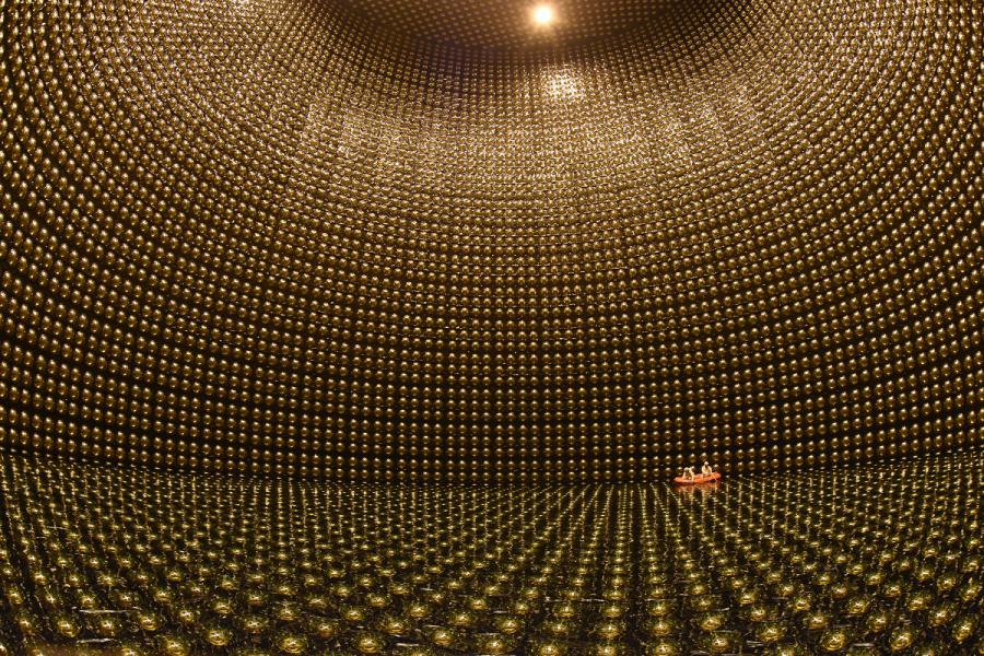 Detektor Super-Kamiokande zlokalizowany we wnętrzu góry w miejscowości Kamioka