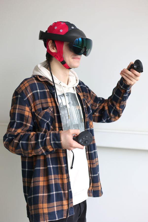 System EEG i VR testowany przez członka zespołu | fot. Agnieszka Sikora