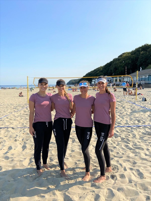 Czteroosobowa siatkarska reprezentacja UŚ na plaży w Gdyni
