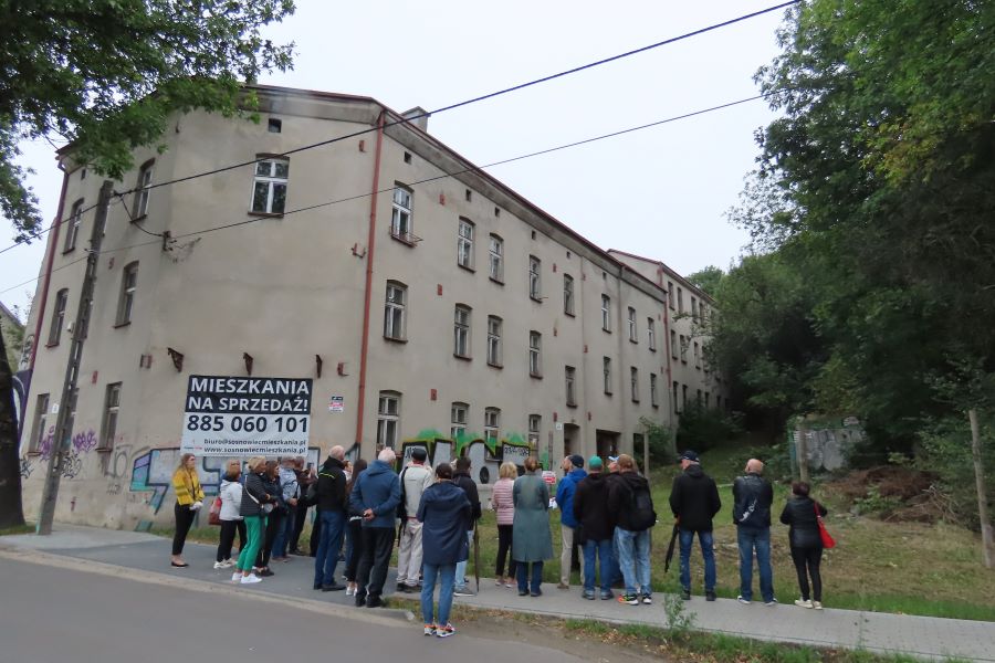 grupa osób podczas wycieczki