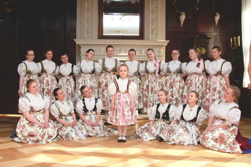 Zespół Pieśni i Tańca Ziemi Cieszyńskiej im. J. Marcinkowej. Strój cieszyński/Janina Marcinkowa Student Song and Dance Ensemble ‘Ziemia Cieszyńska’, Cieszyn folk costume