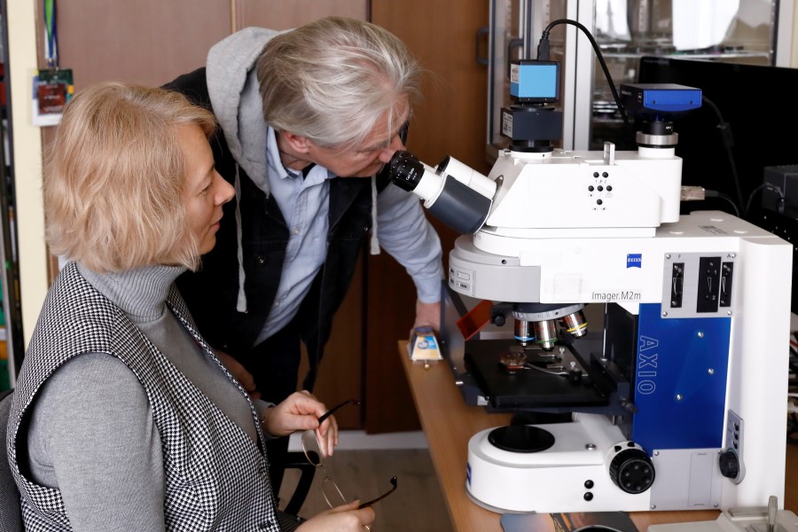 Dr hab. Iwona Jelonek, prof. UŚ oraz dr Zbigniew Jelonek podczas pracy przy mikroskopie