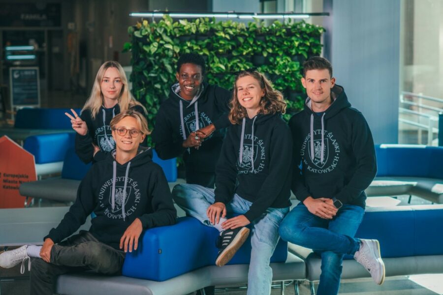 grupa studentów pozuje do zdjęcia