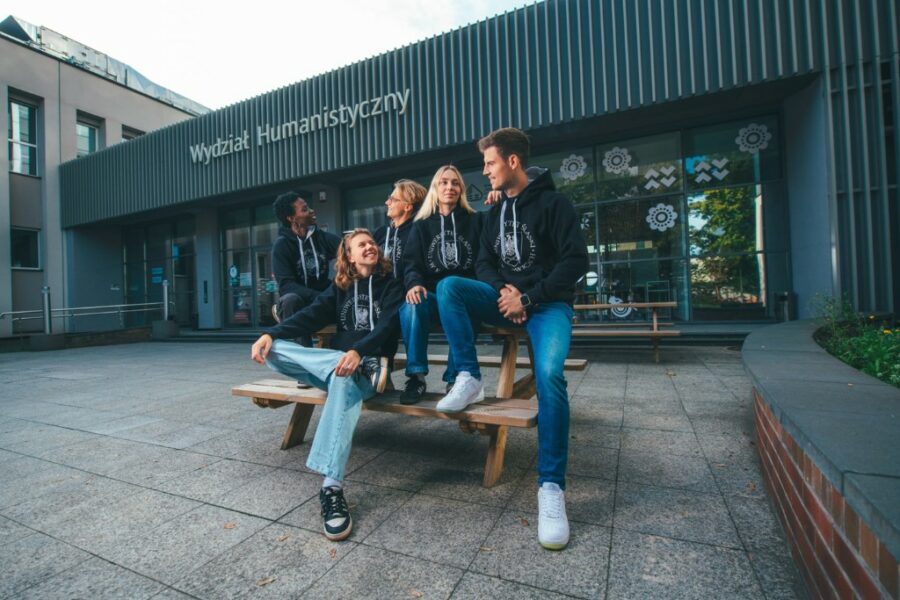 grupa studentów przed budynkiem Wydziału Humanistycznego UŚ