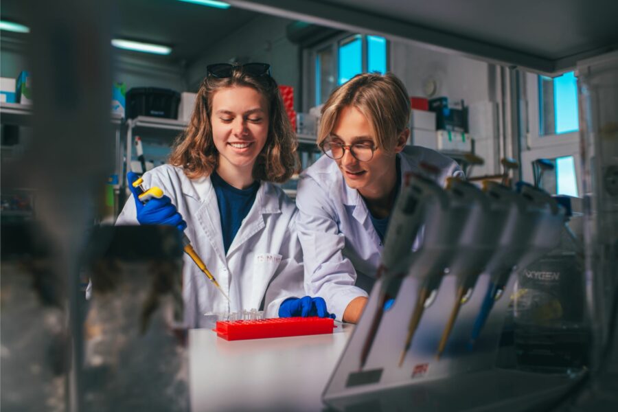 dwoje młodych ludzi w laboratorium