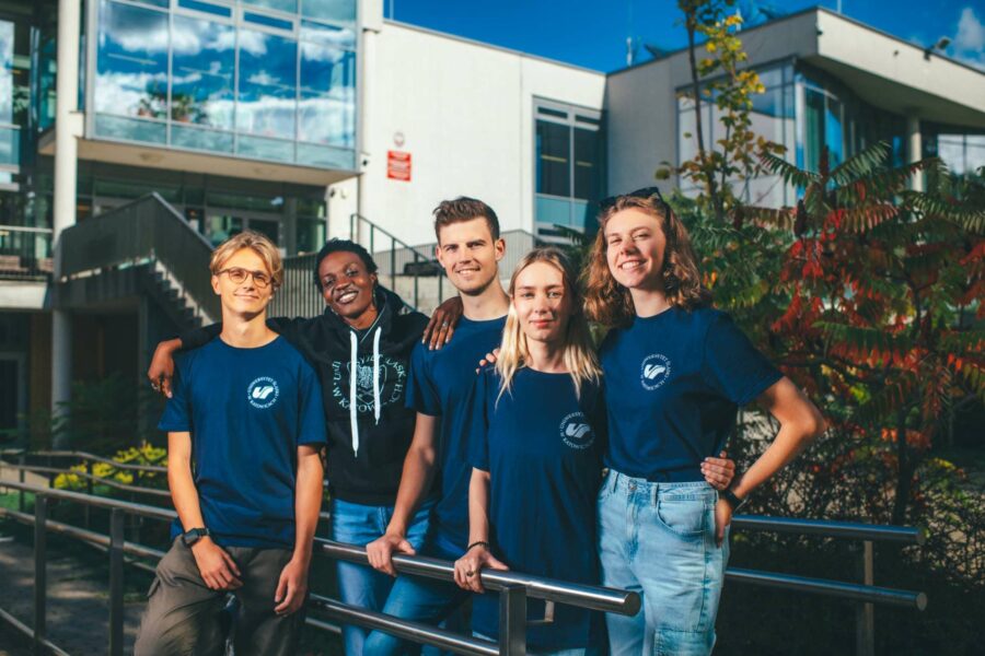 grupa studentów pozuje do zdjęcia