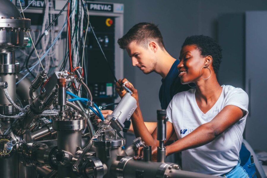 dwoje studentów przy aparaturze w laboratorium