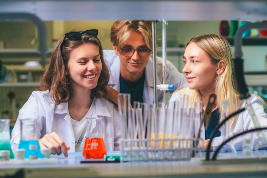 troje studentów w laboratorium