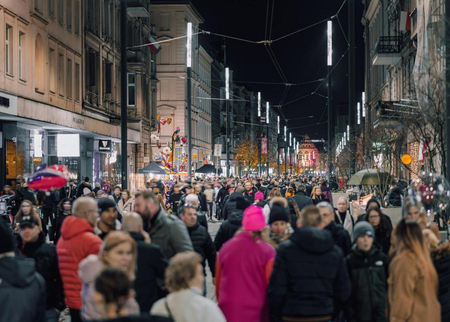 Tłum ludzi na ulicy