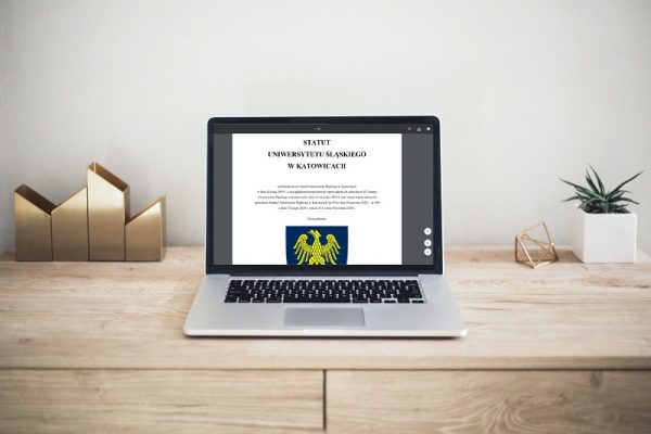 Ekran laptopa, na którym otwarta jest strona ze Statutem UŚ