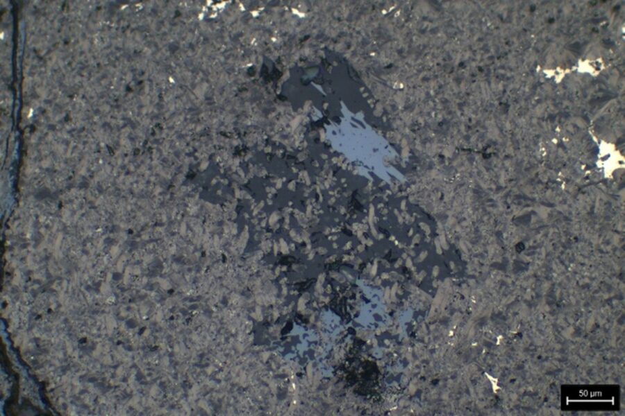 Jasno-szare ziarna kopernikitu