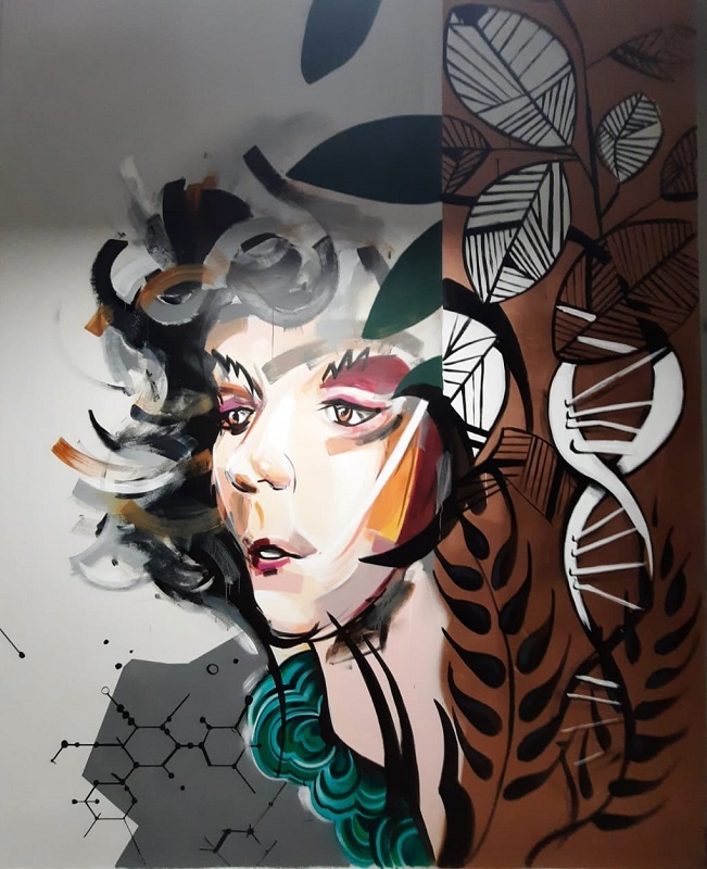 Mural – kobieca twarz oraz liście i helisa DNA w odcieniach brązu i zieleni