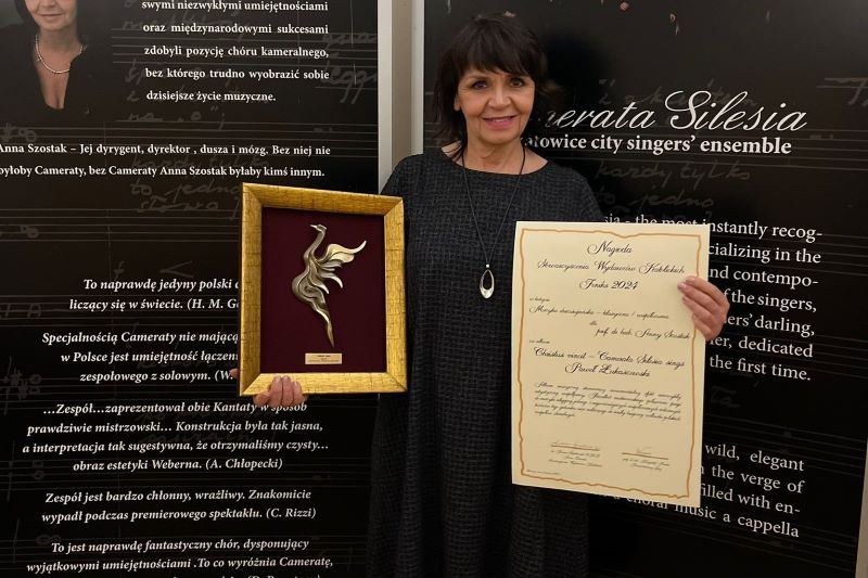 Prof. dr hab. Anna Szostak-Myrczek z nagrodą i dyplomem w rękach / Prof. Anna Szostak-Myrczek holding the award and the diploma