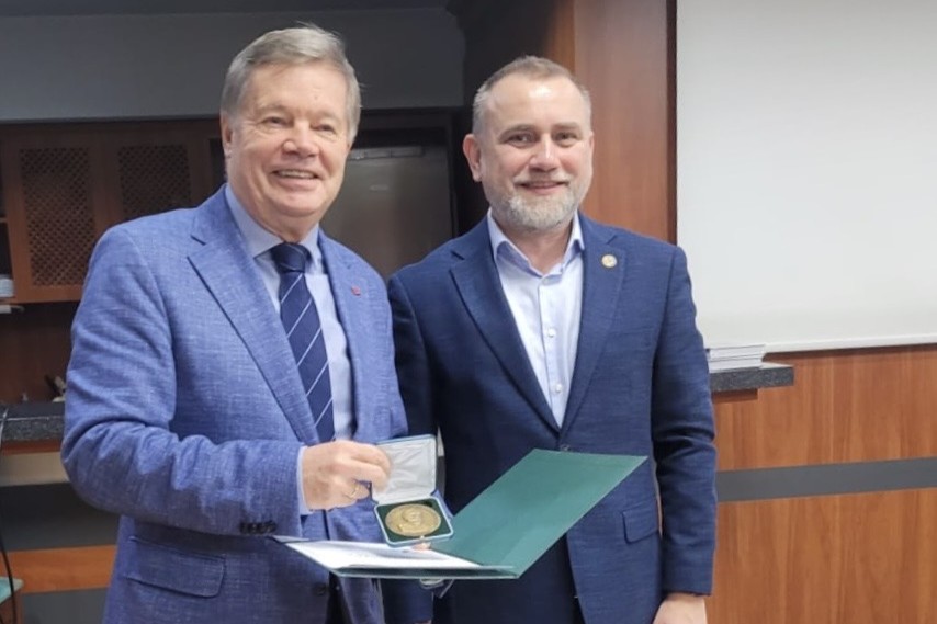 Prof. dr hab. Janusz Janeczek i Prezes PTMin prof. dr hab. Jarosław Majka | Fot. Leszek Marynowski