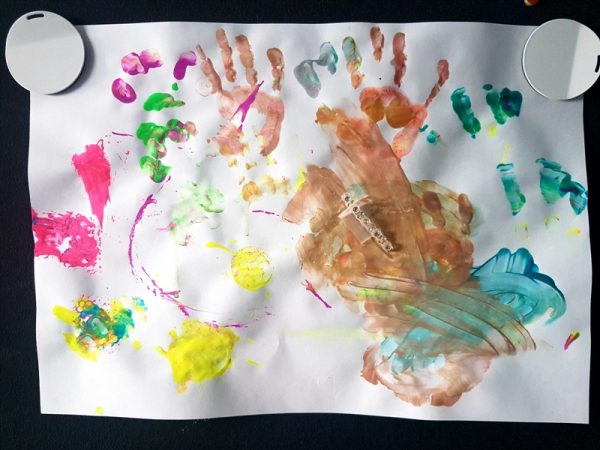 Twórczość dziecięca, odbicia dłoni i rysunki
