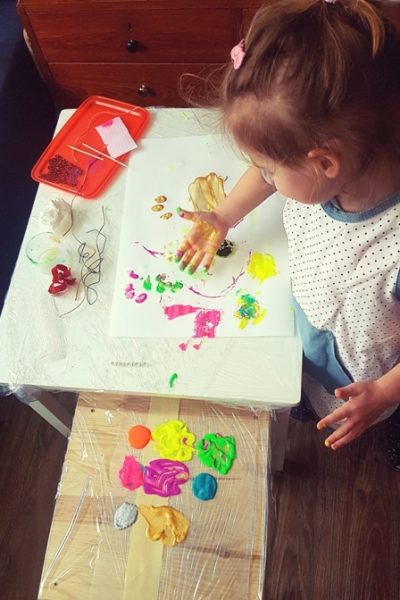 Dziecko malujące dłońmi