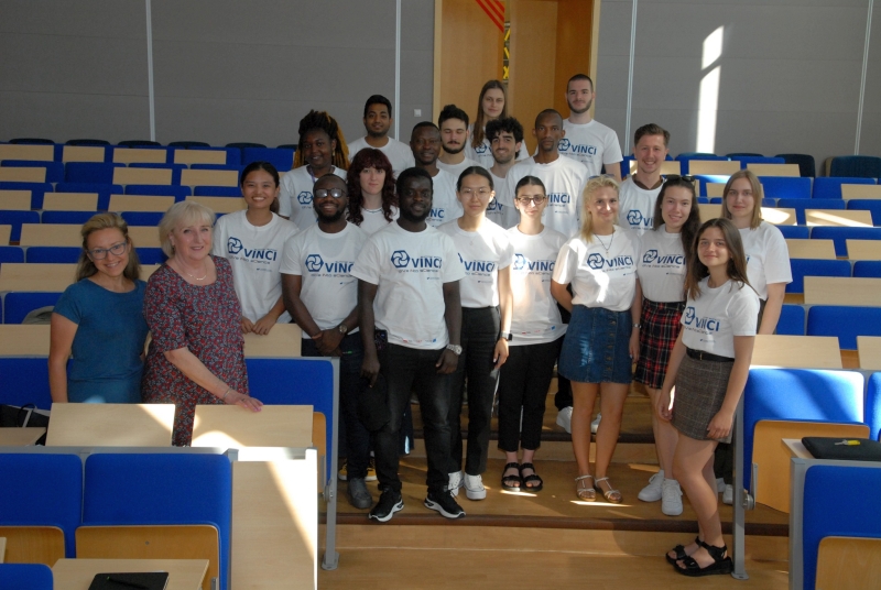 Zdjęcie grupowe uczestników Interdyscyplinarnej Międzynarodowej Śląskiej Szkoły Letniej VINCI 2023