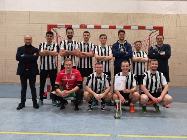 Drużyna futsalu mężczyzn wraz z trenerem