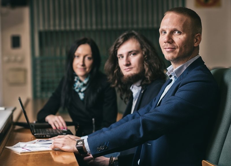 Troje ludzi na auli/Three people in the lecture hall