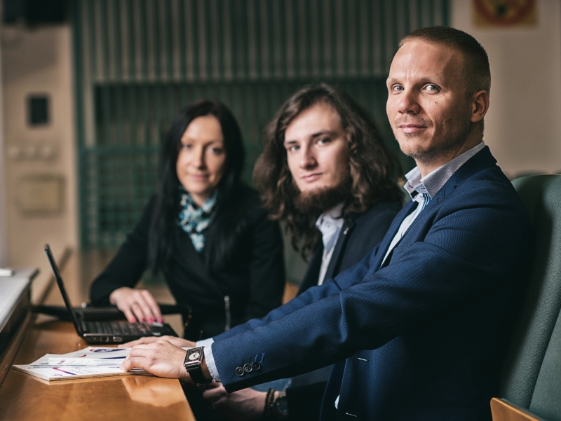 Troje ludzi na auli/Three people in the lecture hall