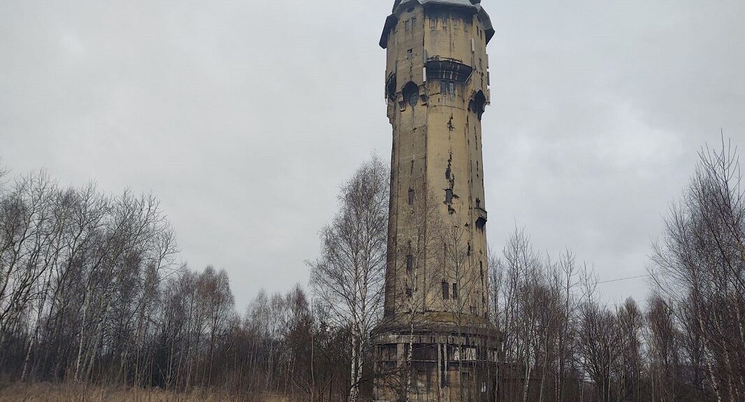 Ogromna zniszczona wieża nad lasami – symbol hoty Szopienice