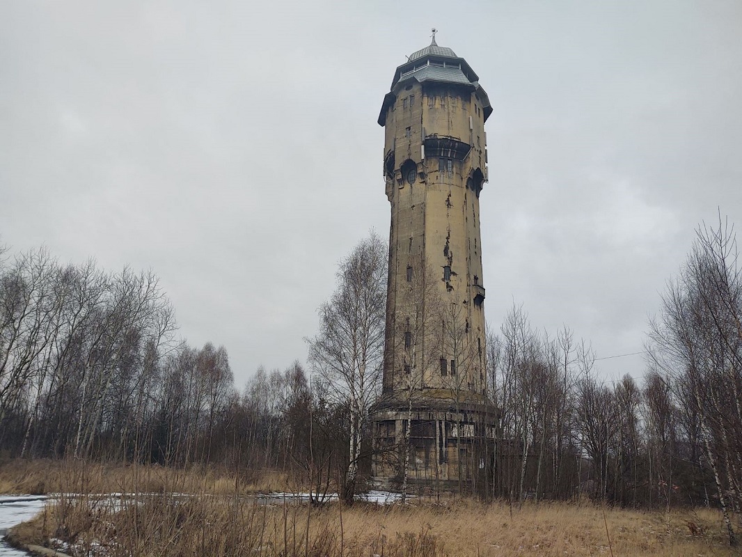 Ogromna zniszczona wieża nad lasami – symbol hoty Szopienice
