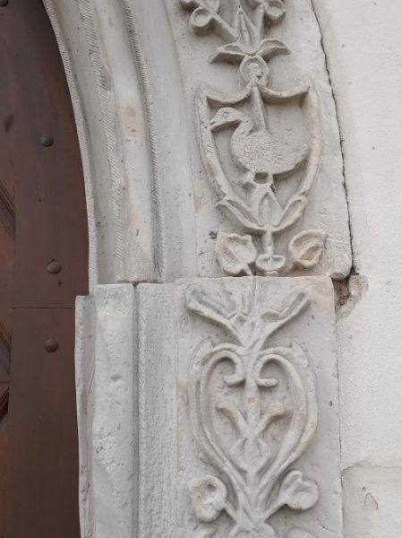 Deformacje gotyckiego portalu