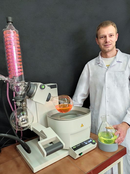 Dr Marek Matussek podczas prac w laboratorium