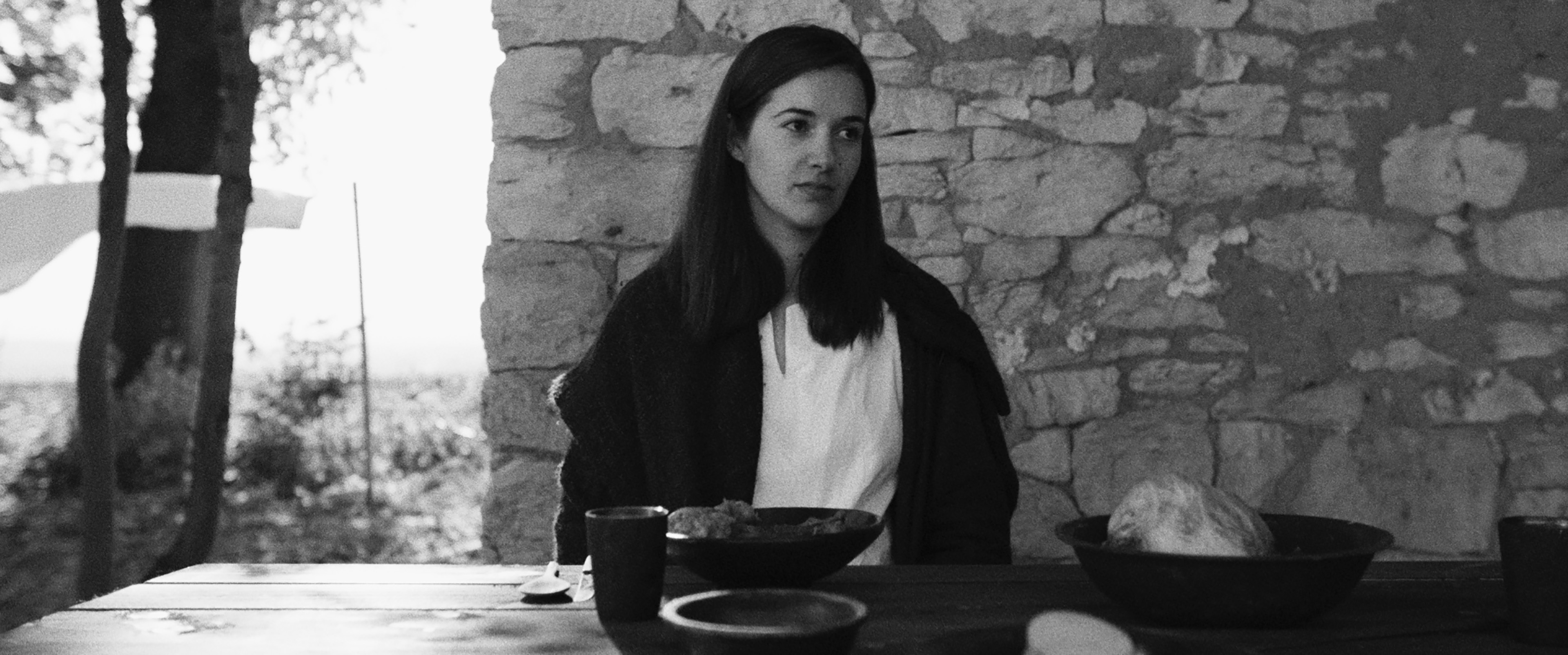 Kobieta przy stole. Kadr z filmu „Dzień Matki”