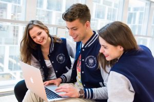 Troje studentów przed komputerem