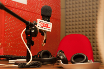 Mikrofon dziennikarski w studiu radiowym