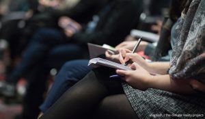 Osoba wykonująca notatki, zbliżenie na dłonie/Person taking notes, hands close-up