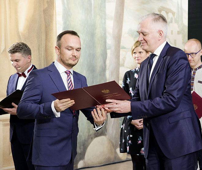 Dr hab. Mirosław Kwaśniewski odbiera nagrodę z rąk ministra nauki i szkolnictwa 