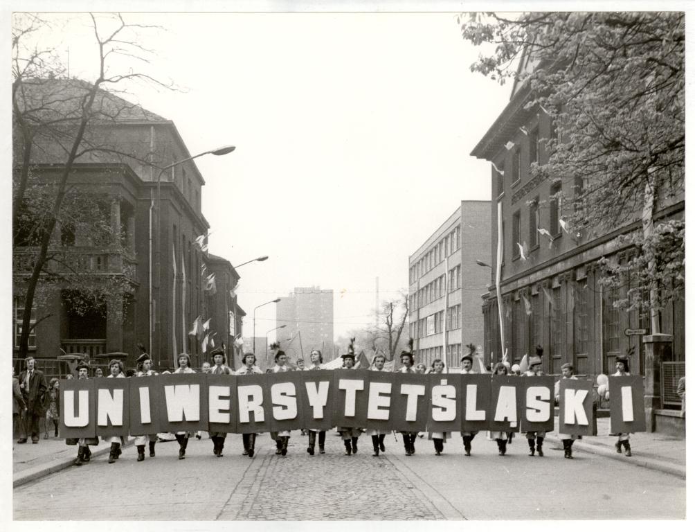 Zdjęcie archiwalne - grupa ludzi z planszami tworzącymi napis Uniwersytet Śląski 