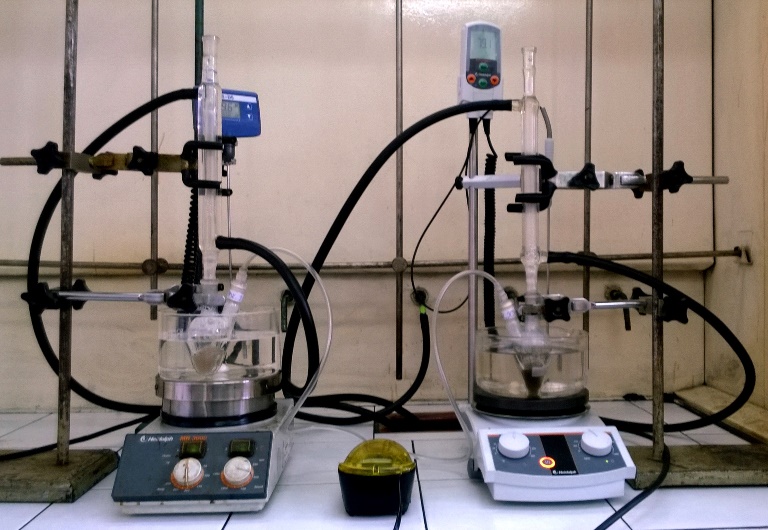 Zestaw do utleniania alkoholi powietrzem. Reakcję utleniania propano-1,2-diolu (glikol propylenowy) prowadzono dla 20 mg odpowiednio 0.1% Au/SiO2 oraz (1.0% Au; 1.0% Pd)/SiO2 w temp. 80°C przez 24 h, 300 obr/min. Fot. dr Maciej Kapkowski