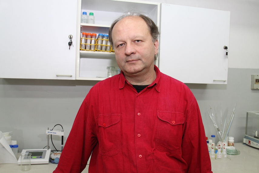Dr hab. inż. Jacek Nycz w laboratorium