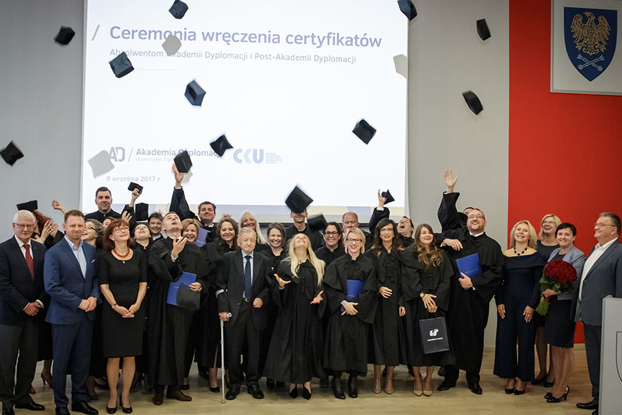 Uroczystość wręczenia certyfikatów słuchaczom Akademii Dyplomacji (wspólne zdjęcie, birety w górze) 
