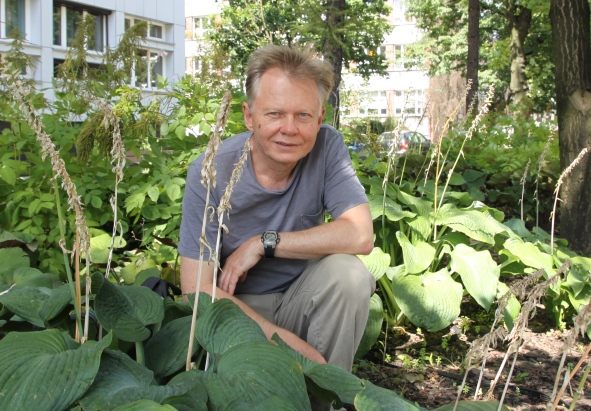 Prof. Aleksander Nawarecki w zieleni przed rektoratem