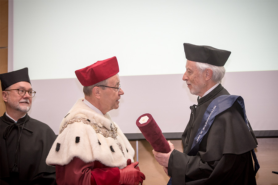 Moment nadania prof. Johnowi Maxwellowi Coetzee tytułu doktora honoris causa Uniwersytetu Śląskiego 