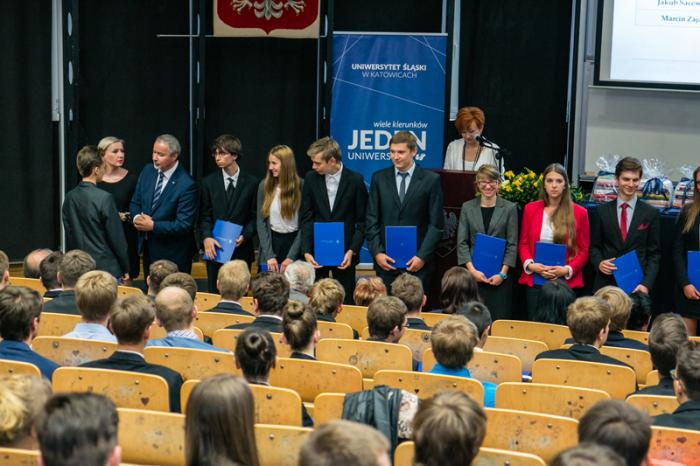 Zdjęcie: wręczenie listów gratulacyjnych podczas gali „Śląskich Asów” 2015 