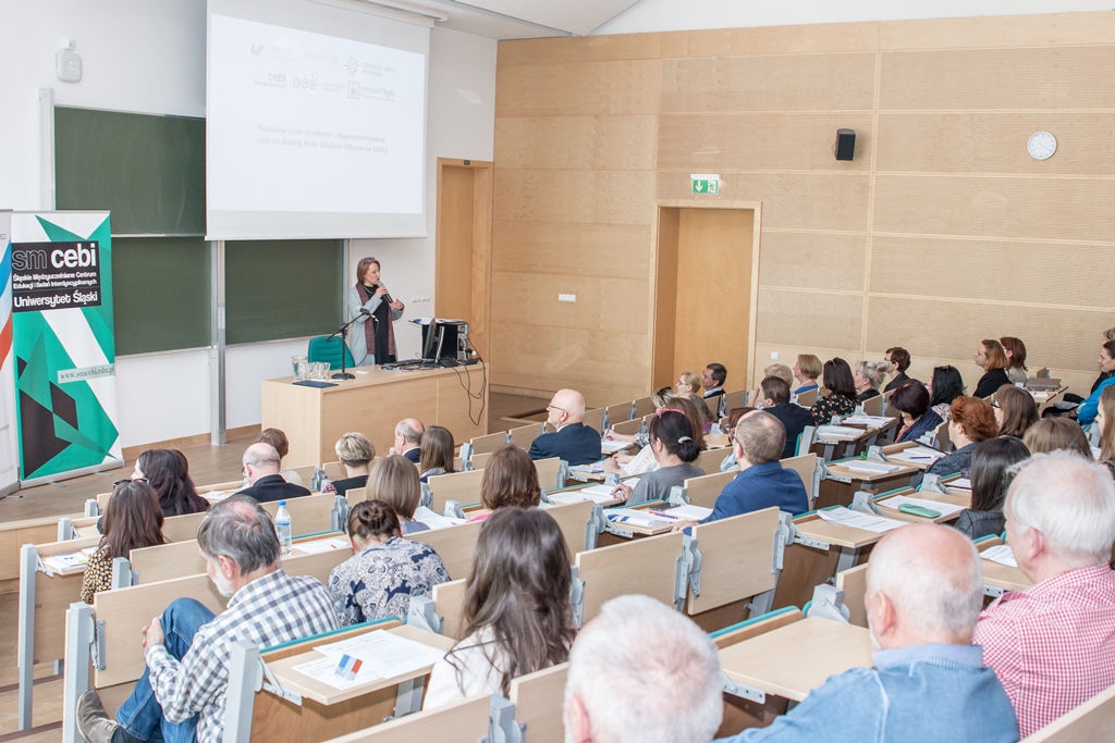 Inauguracja konferencji, uczestnicy zgromadzeni w auli Śląskiego Międzyuczelnianego Centrum Edukacji i Badań Interdyscyplinarnych 