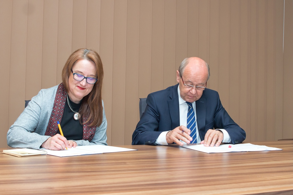 Moment podpisania porozumienia o współpracy, dokument sygnują rektor prof. Andrzej Kowalczyk i dyrektor Anna Dziama  