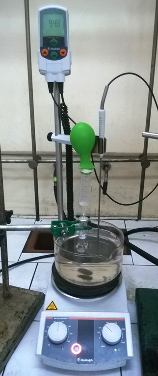 Zestaw do utleniania alkoholi 30% H2O2 w fiolkach reakcyjnych zamykanych septą. Reakcję utleniania etano-1,2-diolu (glikol etylenowy) prowadzono dla 20 mg odpowiednio 0.1% Au/SiO2 w temp. 95°C przez 24 h, 300 obr/min. Fot. dr Maciej Kapkowski