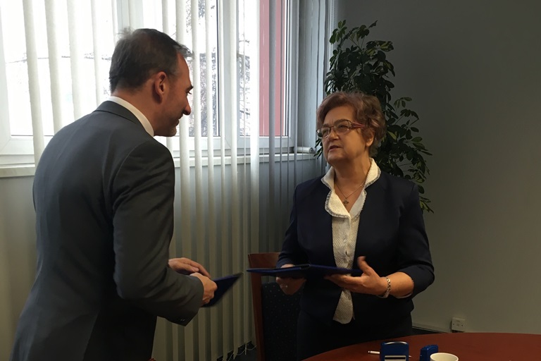 Podpisanie umowy, na zdjęciu: dr hab. prof. UŚ Tomasz Pietrzykowski oraz Maria Demidowicz