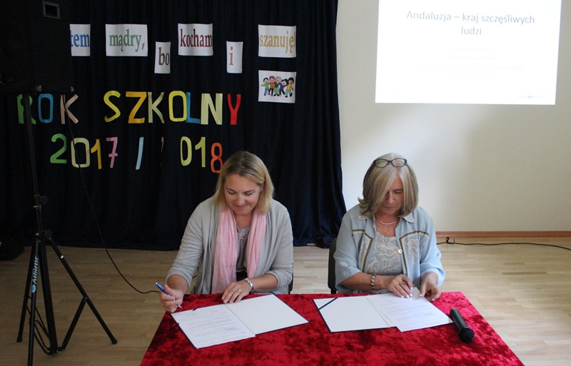 podpisanie umowy. Na zdjęciu dr Cecylia Tatoj i dyrektor szkoły mgr Maria Czudek
