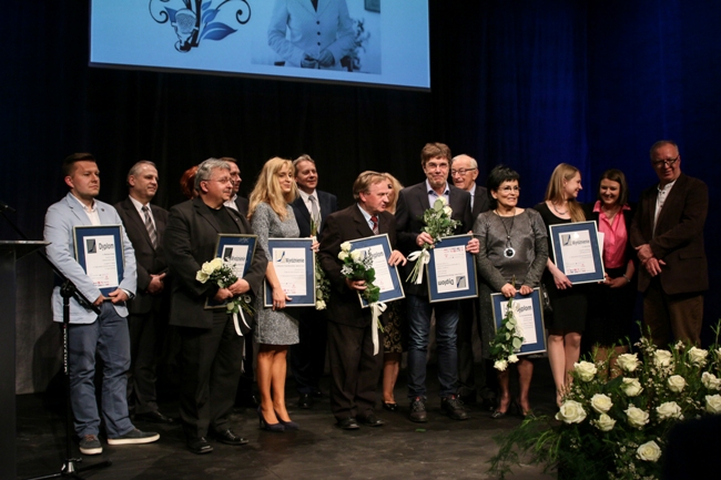 Zdjęcie uczestników gali wręczenia nagród w Ogólnopolskim Konkursie Dziennikarskim im. Krystyny Bochenek