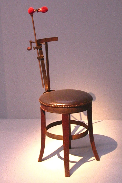 Krzesło ze specjalną podpórką, na którym pozowali modele do zdjęć